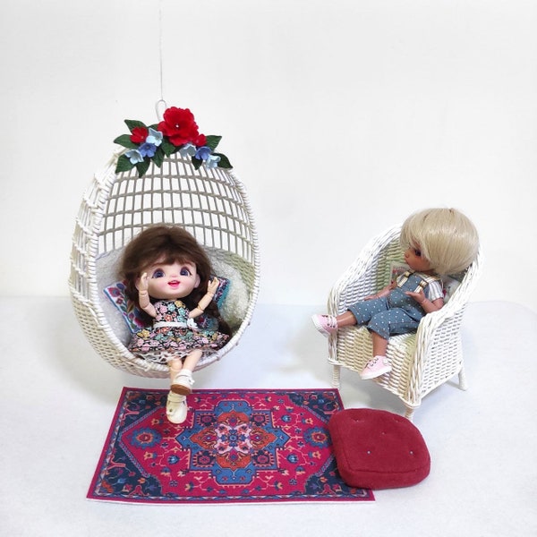 Ensemble glamour de meubles en osier blanc pour poupées : élégant fauteuil suspendu oeuf et fauteuil pour poupées de 7-9-11 pouces avec coussins moelleux et fleurs
