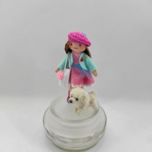 Süsse Puppe mit Hund. Custom Micro Welpen Puppenhaus Miniatur kleine Puppe. Puppe Haustier. Minitier. Sammler Figur. Freundschaftsgeschenk.
