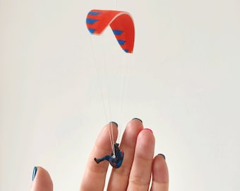 Paraglider PG (offener Gurt) Filz Miniatur Auto und Innendekor, Hängeornament. Gleitschirm Andenken