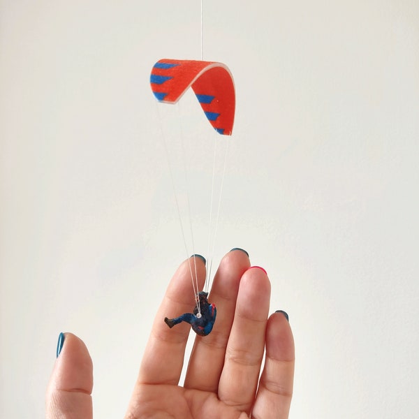 Paraglider PG (offener Gurt) Filz Miniatur Auto und Innendekor, Hängeornament. Gleitschirm Andenken