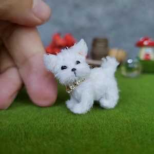 Süßer weißer Welpe. flauschiger kleiner Hund, flauschig, flauschig Puppe Haustier. Sammler Figur. Freundschaftsgeschenk.