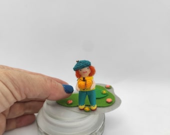 Prêt pour le navire Petite poupée aux cheveux roux dans un béret avec citrouille et support en feutre, MINI poupée 1,6 pouces pour la famille des poupées, jouet unique à collectionner