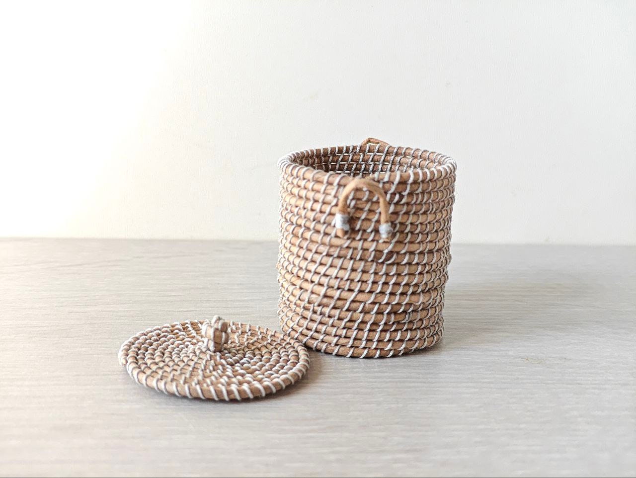 Panier à Linge Miniature 1/12 – Accessoire Maison De Poupée En Bois Et Tissu (5x5,4x4,7 Cm)