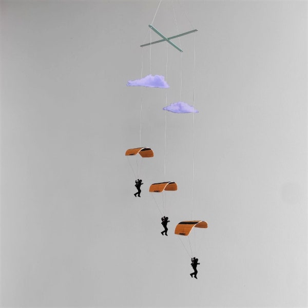 Fallschirmspringen Neutral Baby Mobile Kinderzimmer Dekor, Geschlecht neutral, WOLKEN und SKYDIVERS Handy