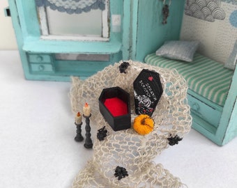 Ensemble pour décorer une maison de poupée pour Halloween : mini citrouille + cercueil peint à la main + bougies + araignées + toile de couverture. Cadeau pour ami d'Halloween pour poupée.