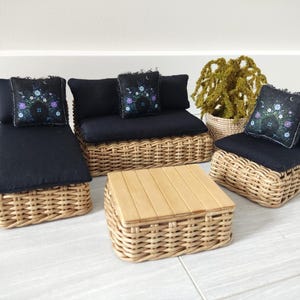 Ensemble miniature de meubles de jardin modulables en osier pour maison de poupée à l&#39;échelle 1:12 avec coussins noirs.
