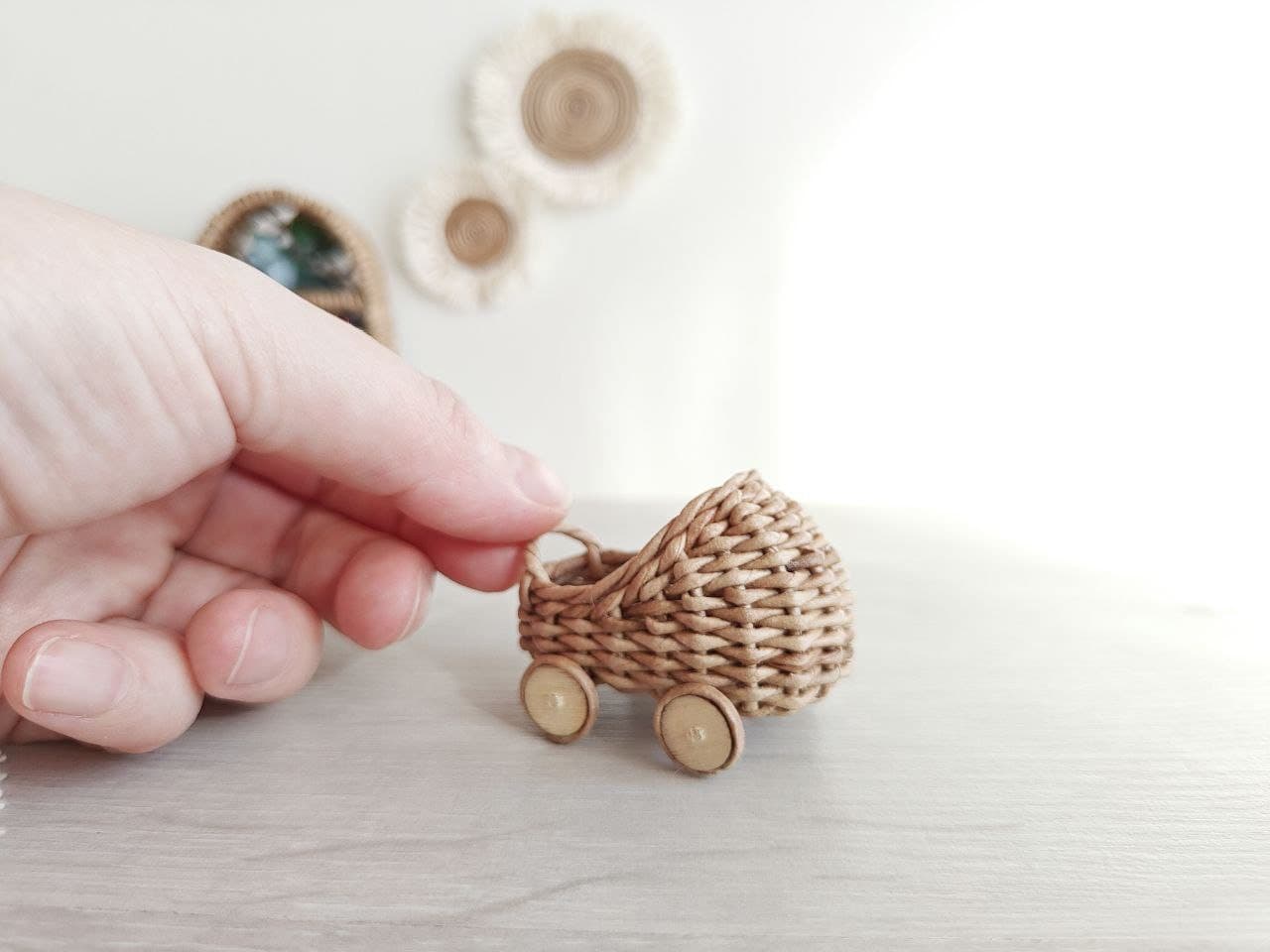ドールハウスのミニチュア籐人形用ベビーカーとアクセサリー。ドール 