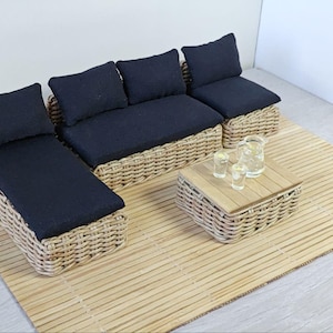 Ensemble miniature de meubles de jardin modulables en osier pour maison de poupée à l&#39;échelle 1:12 avec coussins noirs.