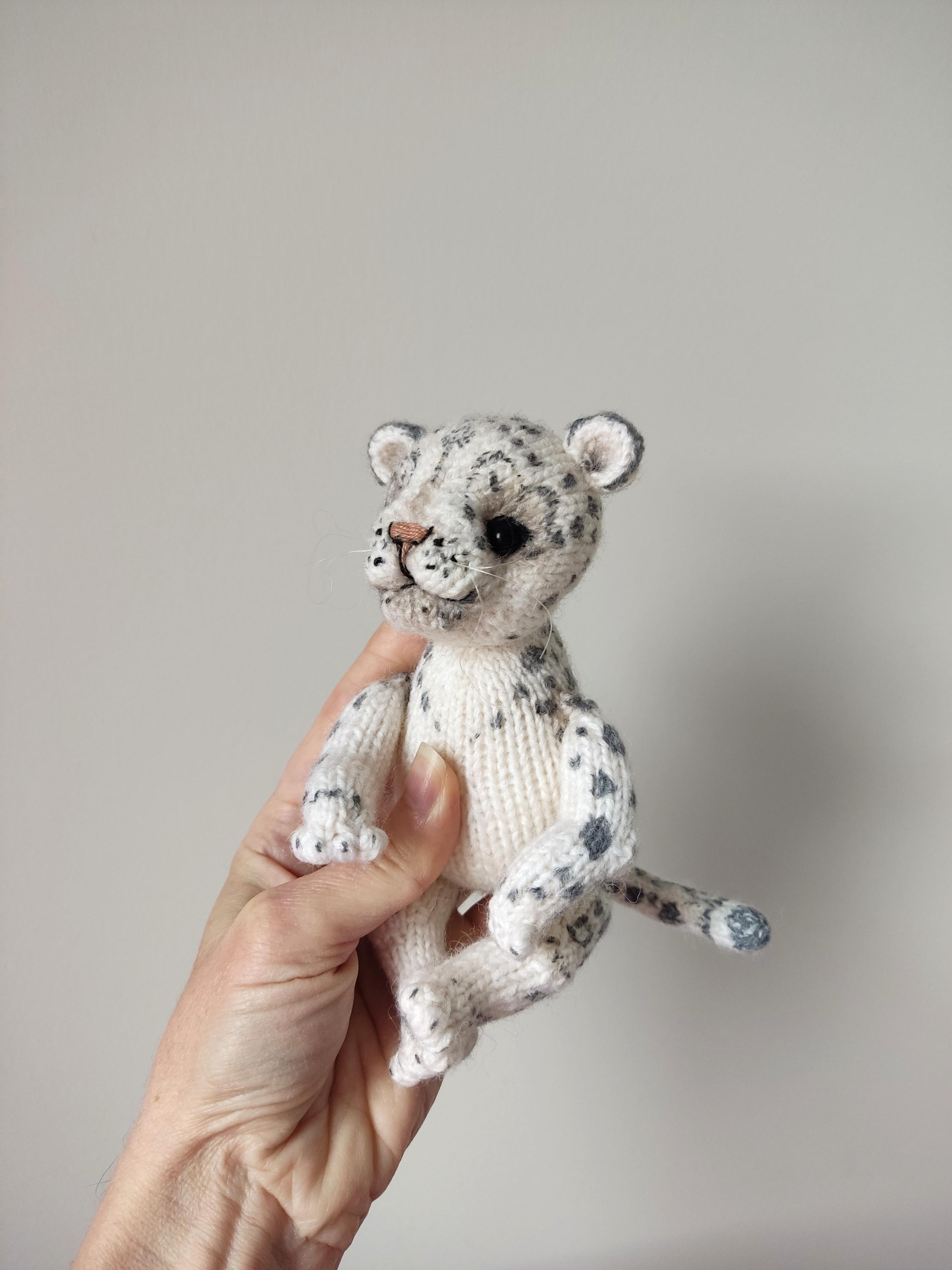 ぬいぐるみのユキヒョウ。かわいいおもちゃのユキヒョウ。編み人形の