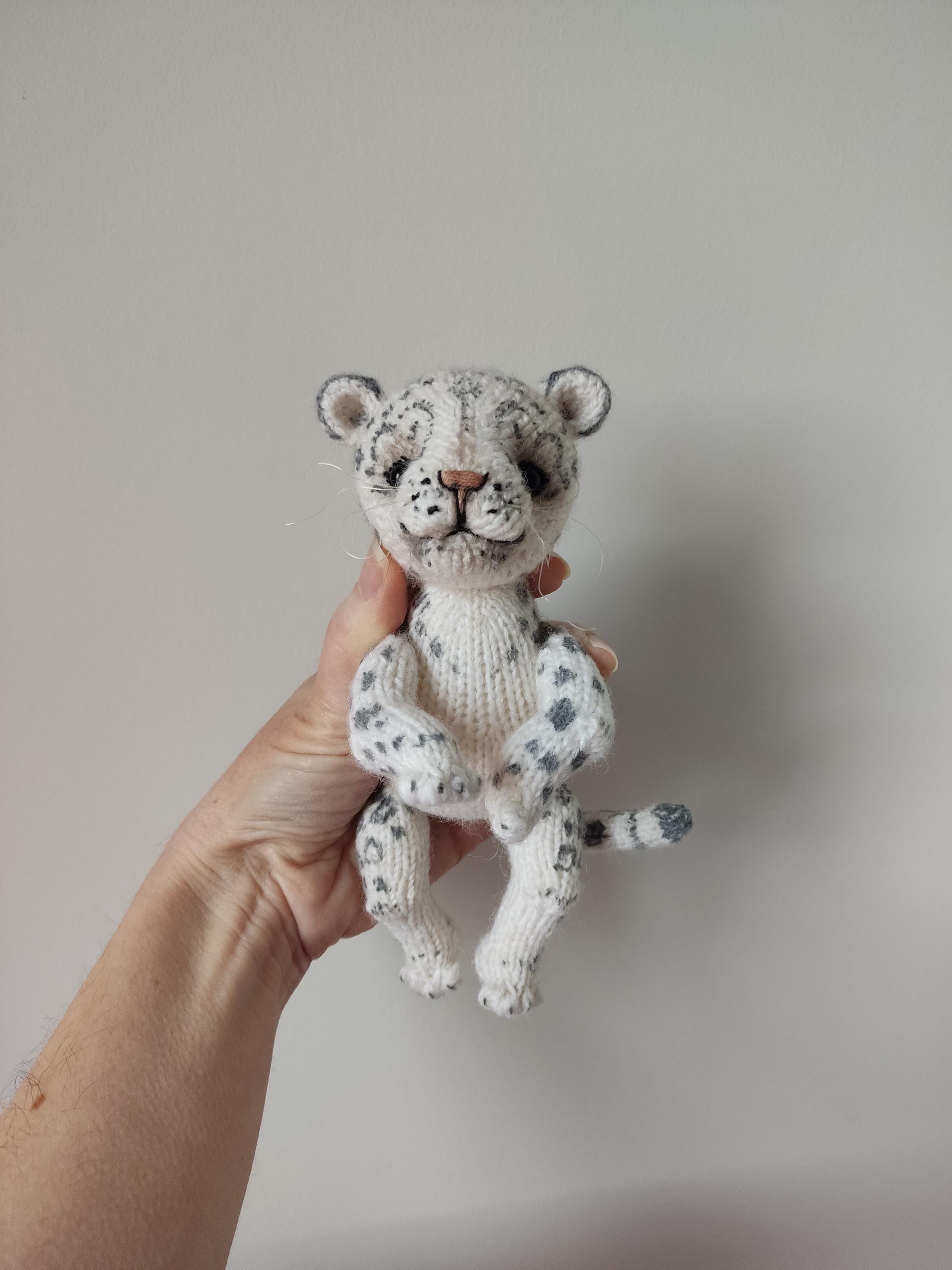 ぬいぐるみのユキヒョウ。かわいいおもちゃのユキヒョウ。編み人形の
