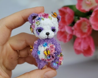 Mini weicher gehäkelter Panda gestickte Blumen Micro Schmetterling Fantasy Teddybär Puppenhaus Miniatur Puppe Haustier Sammlerstück