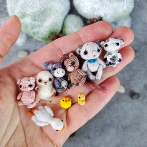 Animales de granja tejidos a crochet: oveja, burro, caballo, cerdo, toro, vaca, ganso y gallina en miniatura para casa de muñecas. Miniatura de colección de granja. Regalo para amigos.