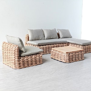 Ensemble de meubles de jardin miniatures modulaires en osier pour maison de poupée à l&#39;échelle 1:12 avec coussins.
