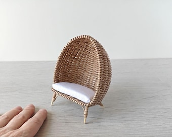 Silla de salón tipo huevo de mimbre hecha a mano para casa de muñecas: decoración escandinava en miniatura