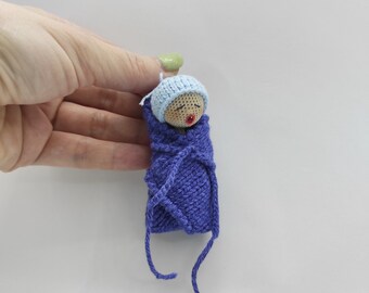 Newborn cute baby Little crochet crying baby in a hat, collectible miniature, Mikro doll for doll, tiny 1,8" for Blythe