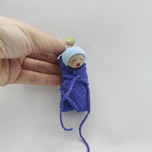 Nouveau-né mignon petit bébé qui pleure dans un chapeau au crochet, miniature à collectionner, poupée Mikro pour poupée, petite 1,8" pour Blythe