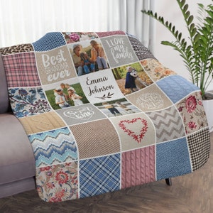 以下が含まれることがあります： 家族写真とテキストが特徴のパーソナライズされたパッチワークブランケット。ブランケットには、画像、"Best Grandma Ever"、"I Love My Family"、および "Emma Johnson" という言葉が入った正方形が含まれています。さまざまなパターンとテクスチャが組み込まれています。