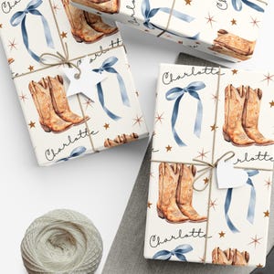 Carta da regalo personalizzata Cowgirl Coquette, stivali da cowgirl e fiocchi in carta da regalo blu, carta da regalo personalizzata per compleanno da cowgirl occidentale