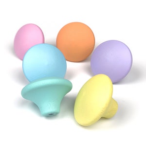 Op de afbeelding: Vijf houten knoppen in pastelkleuren: lichtblauw, lichtroze, lichtpaars, geel en oranje. De knoppen zijn rond en hebben een lichte inkeping in het midden. Ze zijn perfect om elke kamer een vleugje kleur en whimsy te geven.