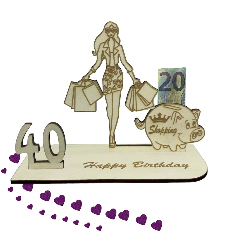 K&ouml;nnte beinhalten: Holz-Geburtstagsdekoration mit einer Frau mit Einkaufstaschen, einem Sparschwein mit "Shopping", der Zahl "40" und "Happy Birthday". Eine Zwanzig-Euro-Note ist sichtbar. Lila Herzen schm&uuml;cken die Basis.