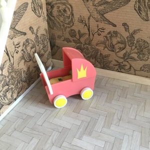 人形の家に住む子供たちに贈るルンドビー人形の馬車