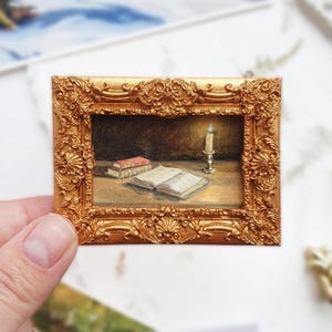 Arredamento suggestivo in stile vittoriano per casa delle bambole, dipinto in miniatura con candela, mini opere d'arte per gli amanti dei libri.