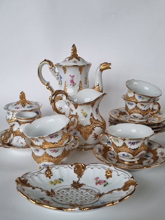 Meissen B-form Service for 6 Persons.antique Meissen, Gold Decor