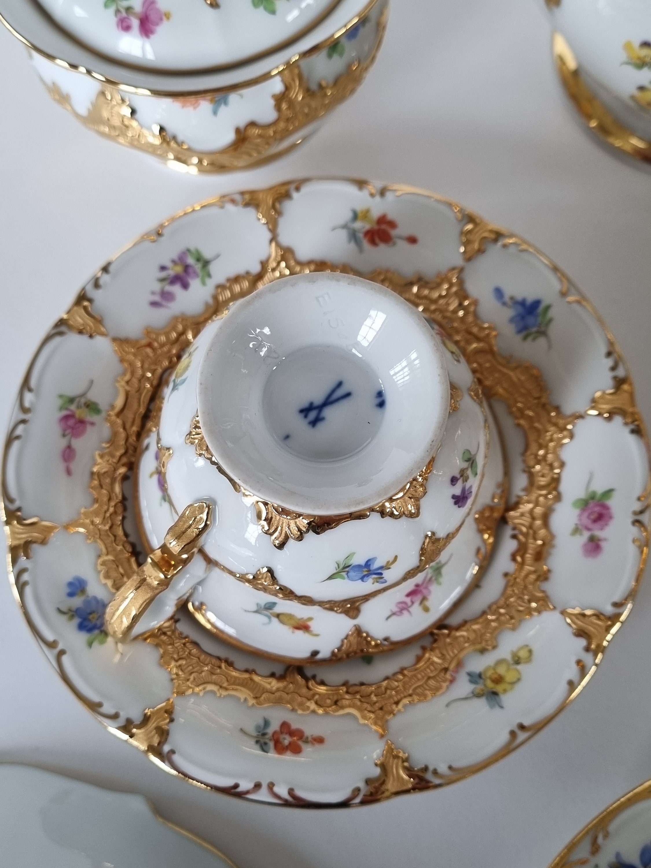 Meissen B-form Service for 6 Persons.antique Meissen, Gold Decor