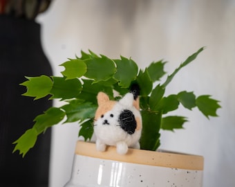 Needle Felted Cat Figurine, Handmade Wool Animal Sculpture, Calico Kitten Decor