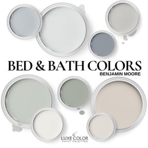 Puede incluir: Una colección de muestras de colores de pintura en varios tonos de gris, beige y verde. Los colores de pintura son de Benjamin Moore y están etiquetados como "Colores para dormitorios y baños".