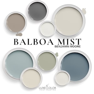 Può includere: Una tavolozza di colori per la pittura che presenta 10 campioni di vernice in varie tonalità di blu, grigio, beige e verde. La tavolozza è intitolata "Balboa Mist" di Benjamin Moore.