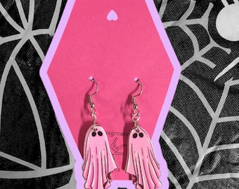 Orecchini Pendenti A Fantasma Cowboy In Acrilico - Carini, Spettrali, Rosa Con Cappello Da Cowgirl E Stivali. Ipoallergenici, Senza Nichel. Peso 6,9g, Dimensioni 0,90x2,67 Cm. Perfetti Per Halloween.