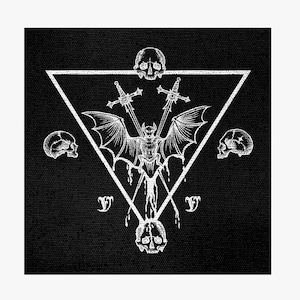 Könnte beinhalten: Schwarz-weißes Grafikdesign mit einer fledermausartigen Kreatur mit Schwertern, Totenköpfen und einer geometrischen Form. Das Design hat ein gotisches oder okkultes Thema mit komplizierten Details und einem strukturierten Hintergrund.