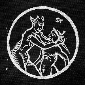 Puede incluir: Una ilustración en blanco y negro de un demonio con cuernos y cola luchando contra una figura humana. La imagen está rodeada por un círculo blanco con la letra "S" en la esquina superior derecha.