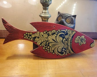 Cuadro de pared de madera vintage pintado a mano con forma de pez, decoración folclórica en rojo y dorado, estilo bohemio costero, pieza decorativa rústica para el hogar.