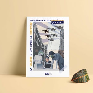 Op de afbeelding: Een collageposter met een blauw, wit en geel kleurenschema. De poster toont een groep mensen die aan een laptop werken in een stedelijke omgeving. De tekst op de poster luidt "MOINS ON EN A PLUS ON L'ÉTALE CA VA MAL LA CULTURE C'EST COMME LA CONFITURE".