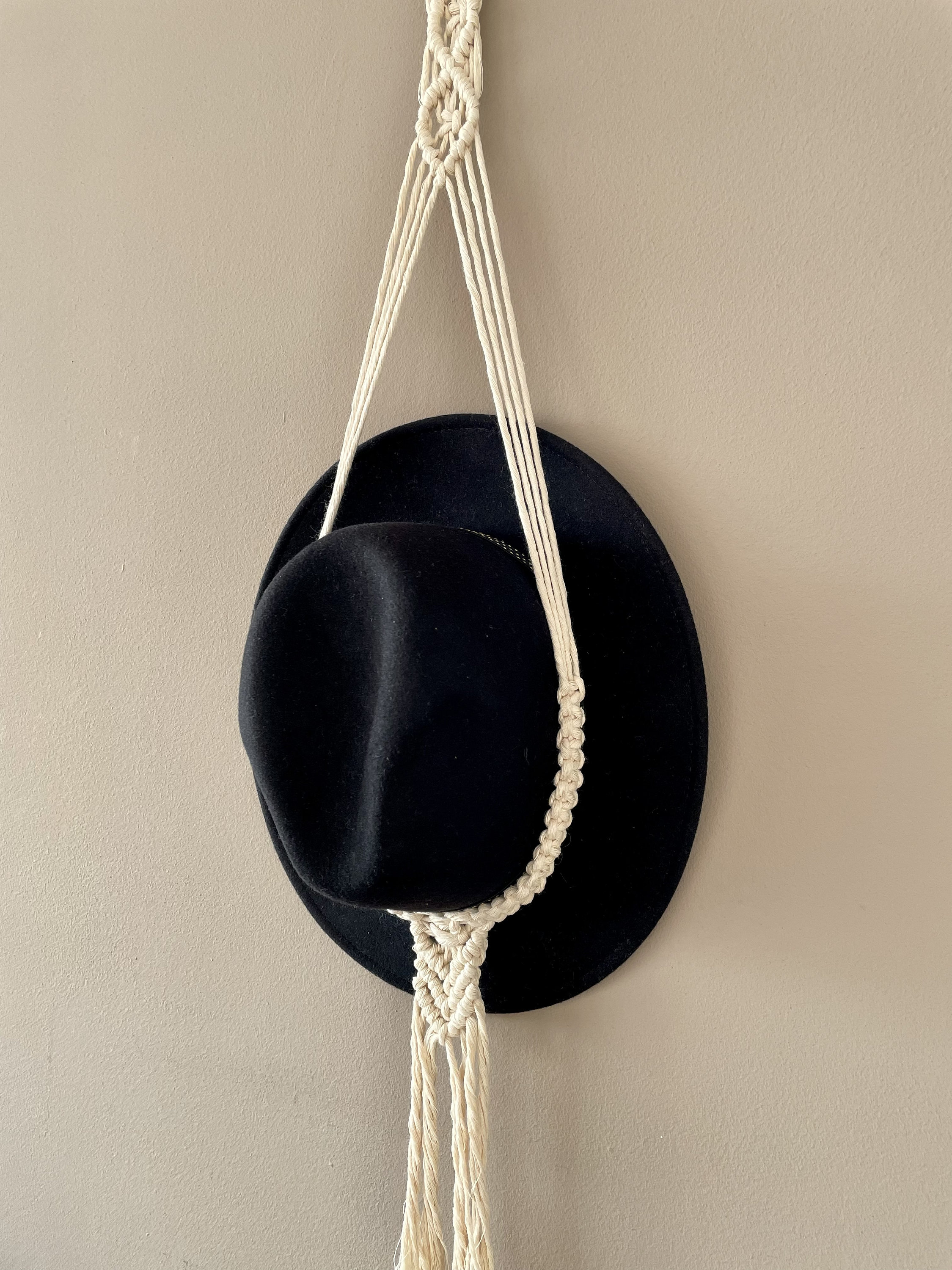 Porte-Chapeau en Macramé