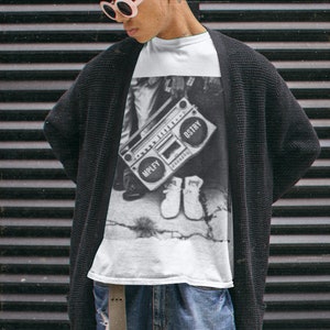BLASTER Classic Fit AmplifyDestroy Print Tee Shirt retrò anni '80 immagine iconica boombox hi tops