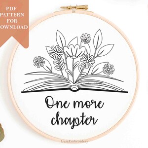 Peut inclure: Un cercle à broder blanc avec un motif floral noir et blanc émergeant d'un livre ouvert. Le texte "One more chapter" est en dessous du livre. Le texte "PDF pattern for download" est en haut à gauche.