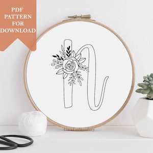 Patrón de diseño de bordado de alfabeto floral para descargar letra floral monograma inicial personalizado descargable digital decoración de la guardería nombre del bebé