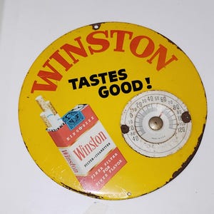 El cartel publicitario vintage de Winston de los años 50 incluye el famoso lema "Tastes Good!". ¡Excelente diseño, con colores amarillo, rojo y negro brillantes!