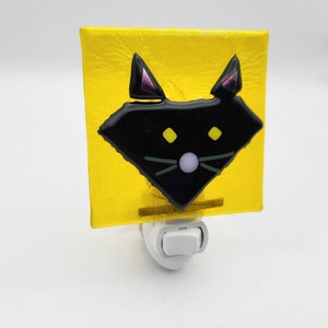 Cool black cat nightlight will cast a beautiful glow! Handmade of fused glass, this night light is ideal for cat lovers!
