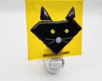 La veilleuse cool chat noir projettera une belle lueur ! Fabriquée à la main en verre fusionné, cette veilleuse est idéale pour les amoureux des chats !