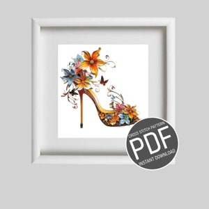 Peut inclure: Modèle de point de croix au format PDF à télécharger d'une chaussure à talon haut avec des fleurs et des papillons colorés. La chaussure est jaune, orange et marron avec un talon rouge.