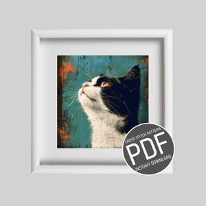 Peut inclure: Un chat noir et blanc aux yeux verts regarde quelque chose en dehors de l'écran. Le chat est sur un fond bleu, vert et orange. L'image est un modèle de point de croix, disponible en téléchargement PDF.
