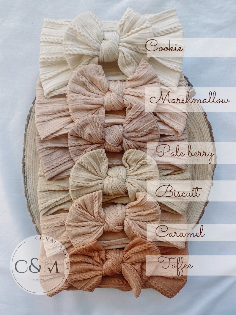 K&ouml;nnte beinhalten: Sechs verschiedene Farben von gestrickten Stirnb&auml;ndern mit Schleifen. Die Farben sind Cookie, Marshmallow, Pale Berry, Biscuit, Caramel und Toffee.