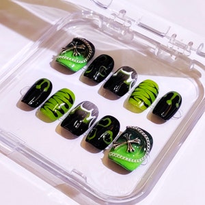 Press On Nails,Y2K Cute Nail Art,Summer Nails,Punk Emo Y2K Style Nail,2024 Green Nails,Green & Black Cute Short Nails,Punk Style Nail Art