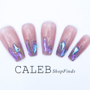 Imprensa roxa de bling em unhas, unhas cor de rosa, unhas falsas, unhas de caixão longas, imprensa de beijo em unhas, imprensa de brilho de cristal de diamante roxo em unhas