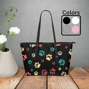 Hundepfotenabdrücke auf einer großen Kunstlederhandtasche, Damentasche in Weiß, Schwarz, Rosa oder Grau, süße Hundehandtasche mit verstellbaren Griffen