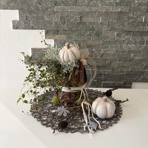 Tischdeko mit Stacheldraht und Kürbis